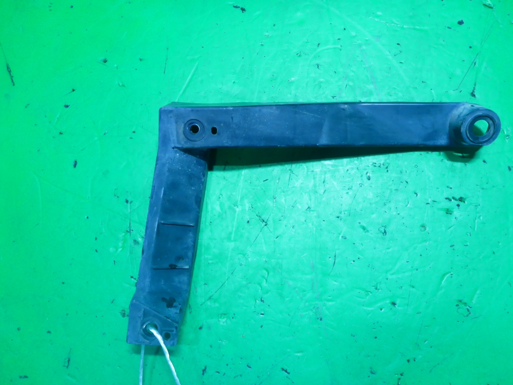 Кронштейн заднего бампера правый