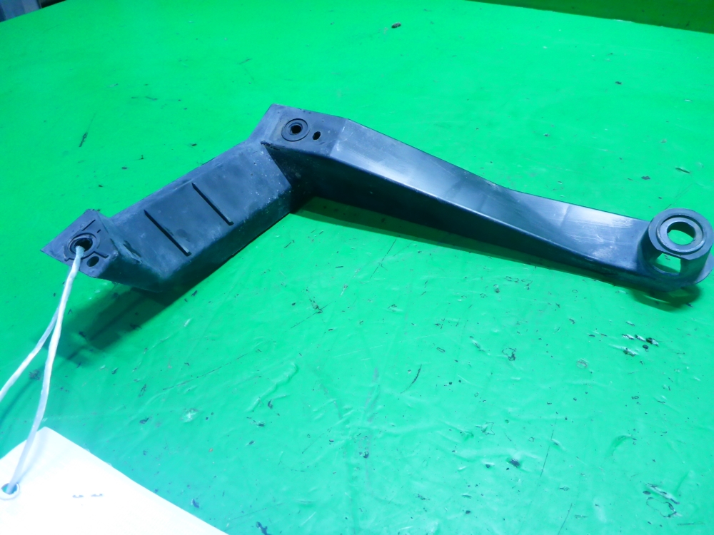 Кронштейн заднего бампера правый