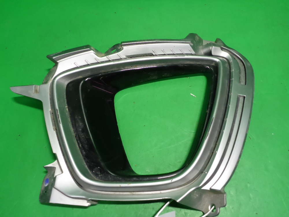 Рамка противотуманной фары левой