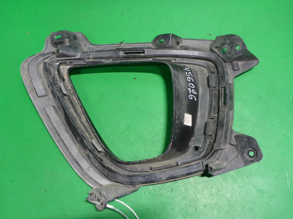 Рамка противотуманной фары левой