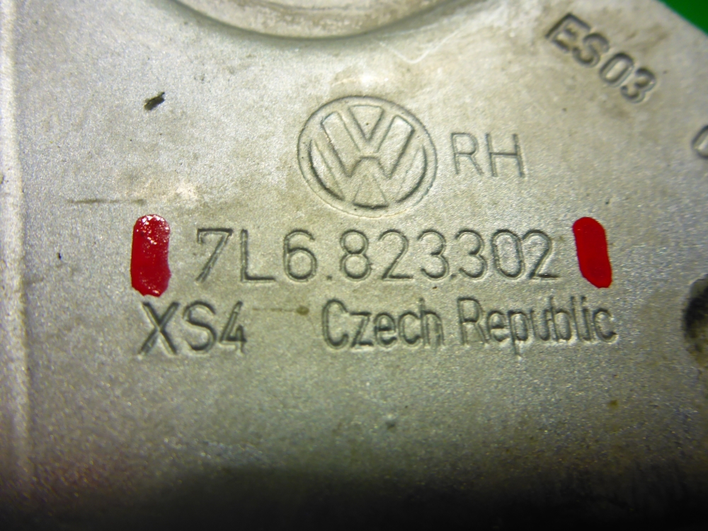 Петля капота правая