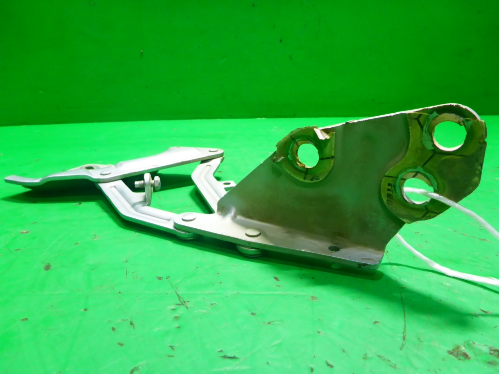 Петля капота правая