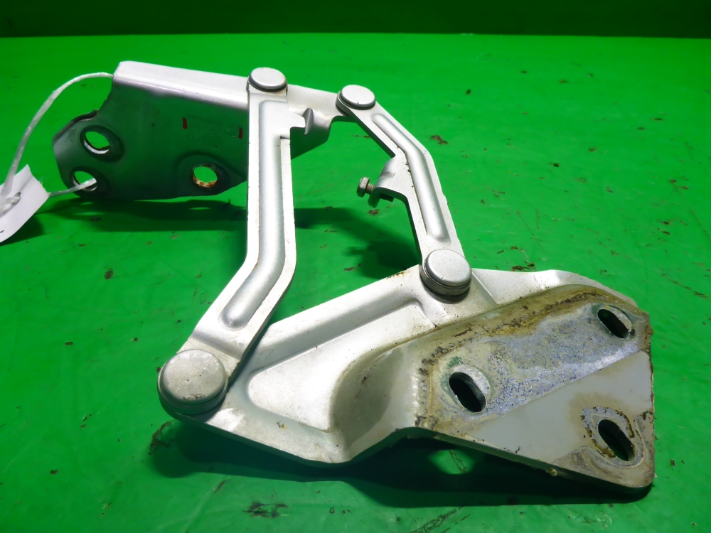 Петля капота левая