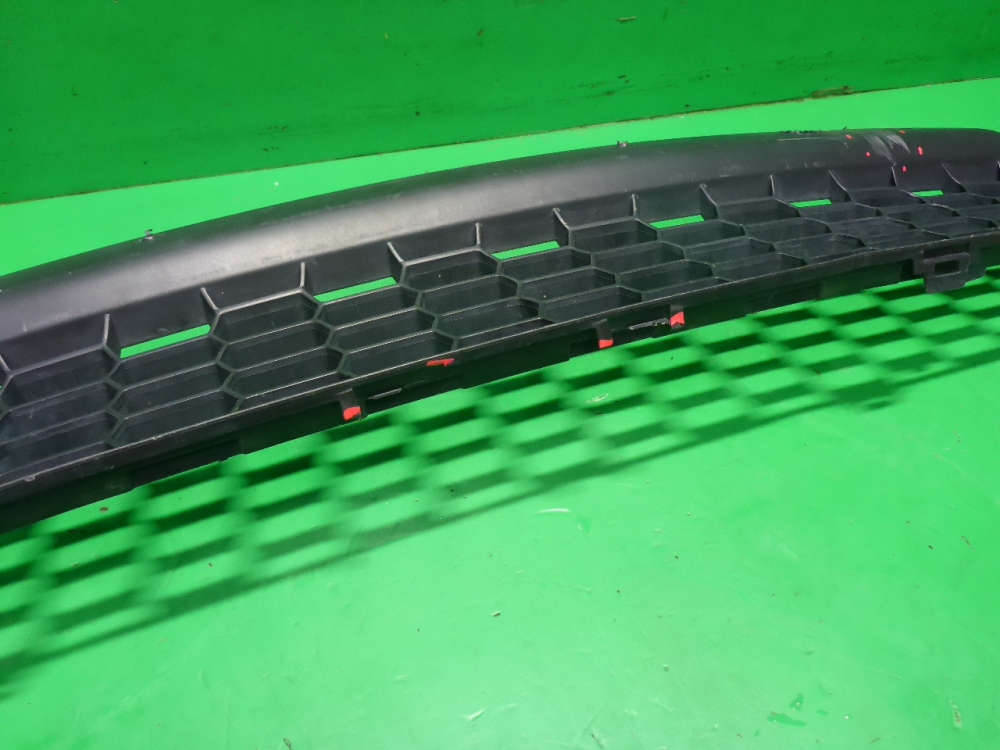 Решетка в бампер центральная