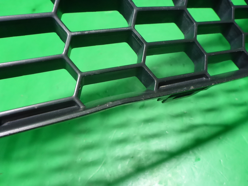 Решетка в бампер центральная