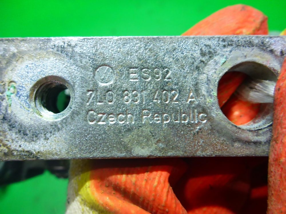 Петля двери передней правой верхняя