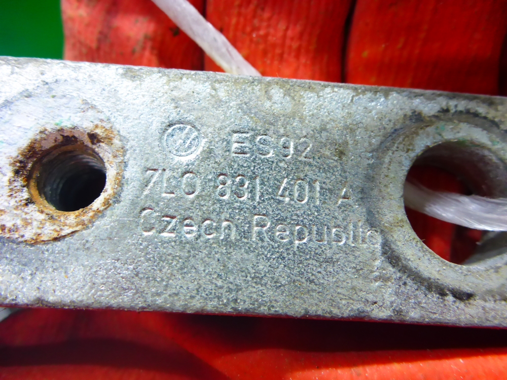 Петля двери передней левой верхняя