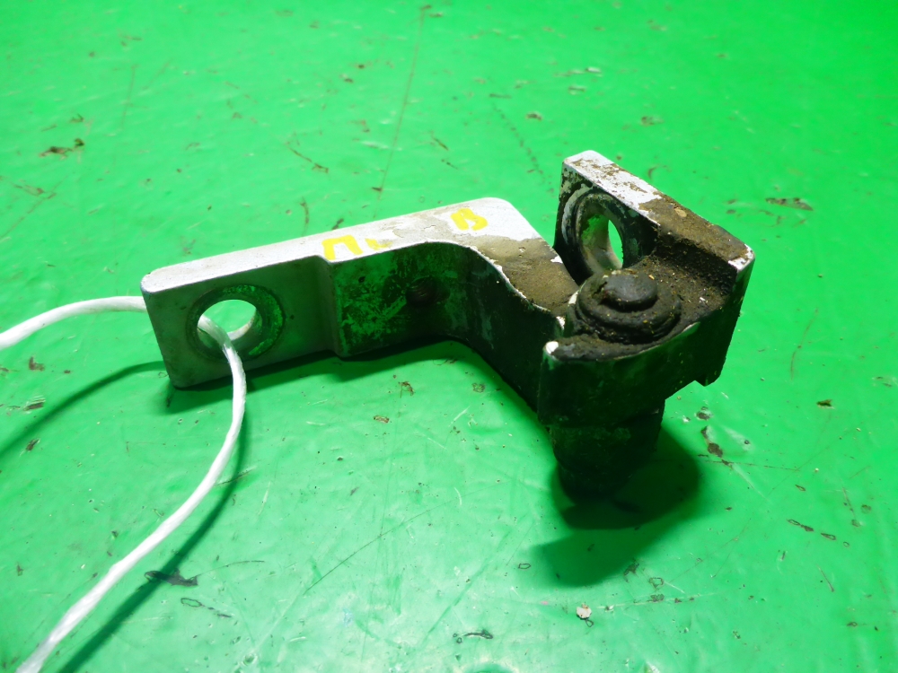 Петля двери передней левой верхняя