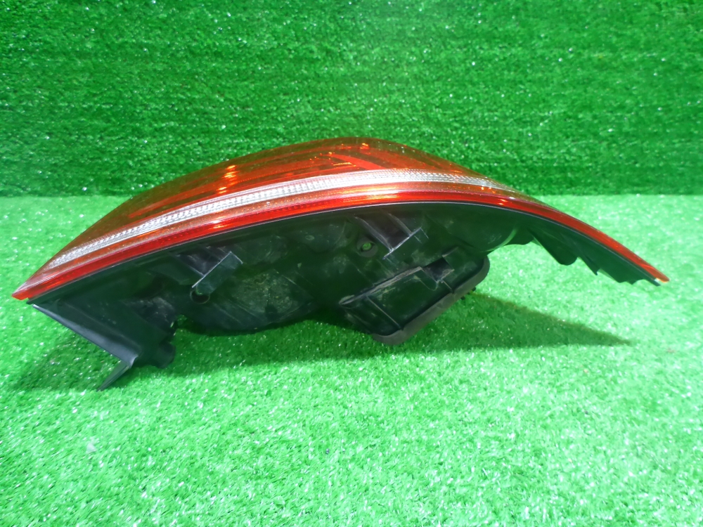 Фонарь задний наружный правый