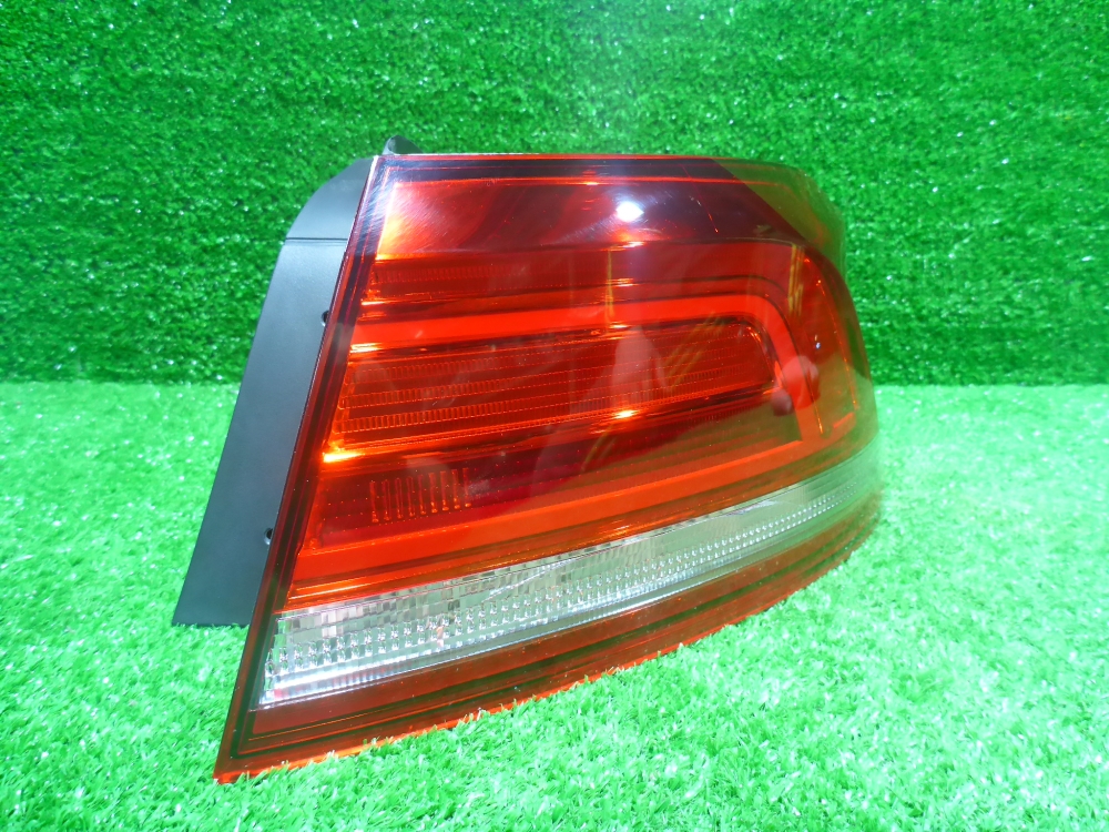 Фонарь задний наружный правый