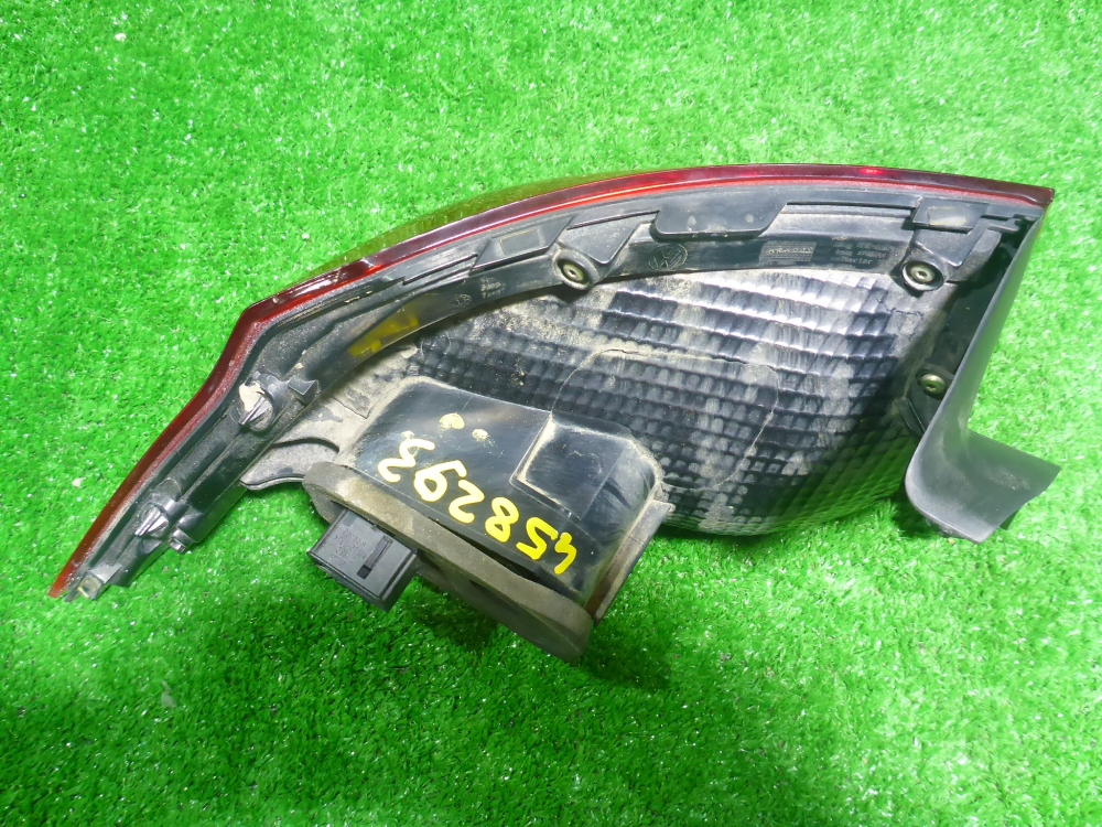 Фонарь задний наружный правый