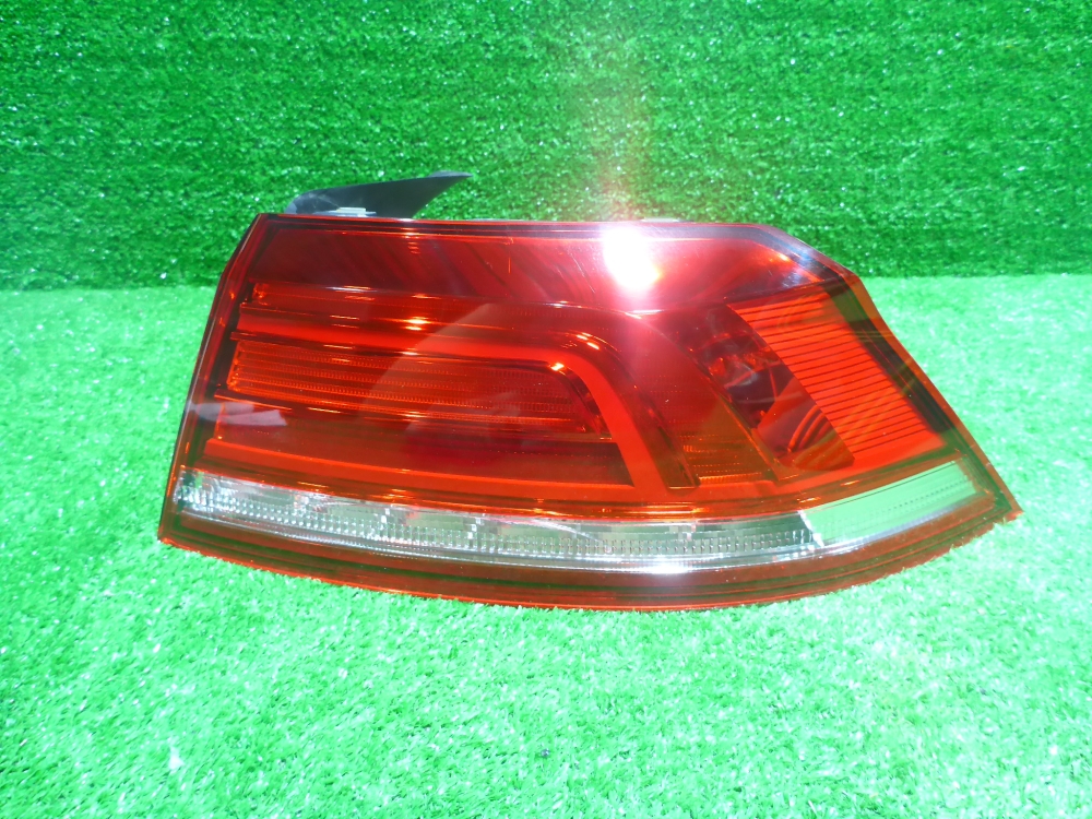 Фонарь задний наружный правый