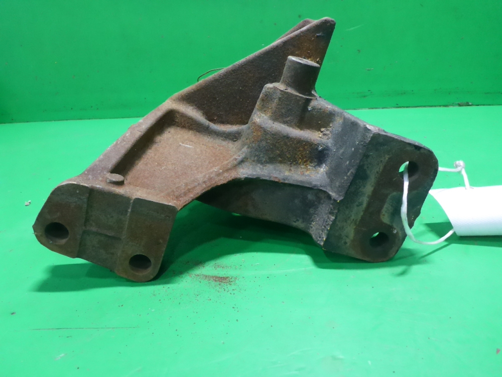 Кронштейн переднего бампера левый