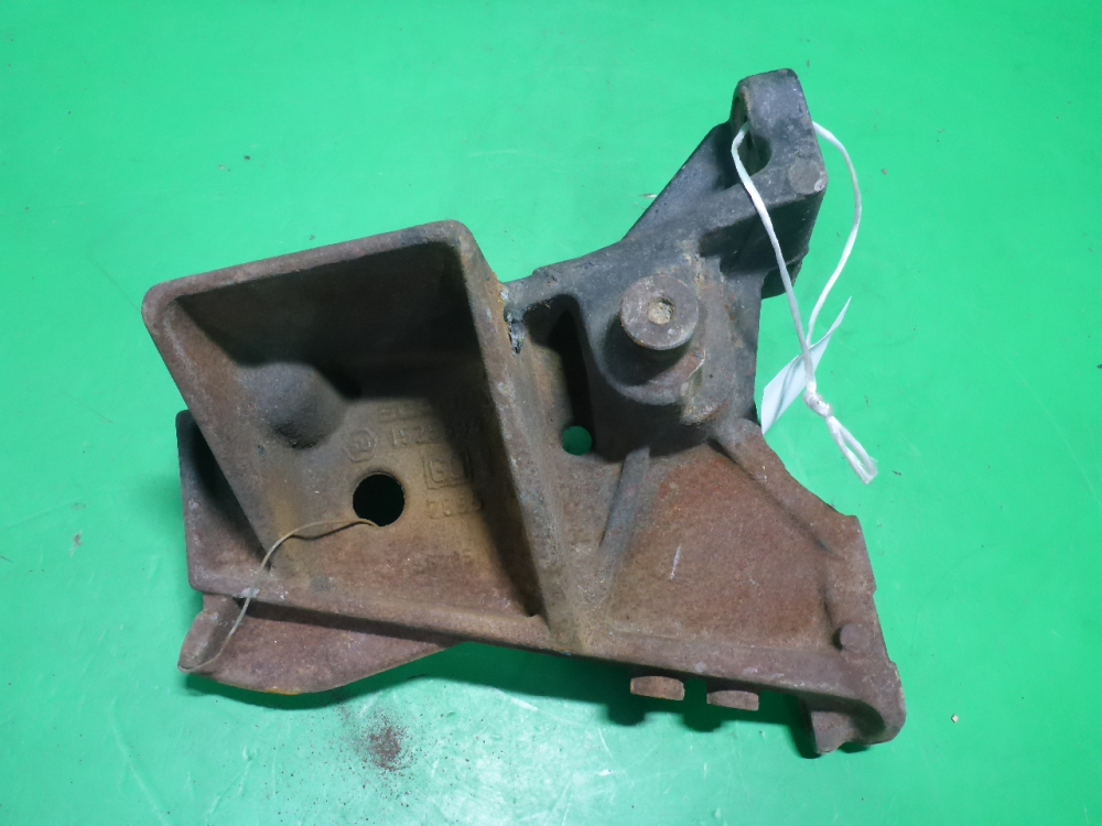 Кронштейн переднего бампера левый