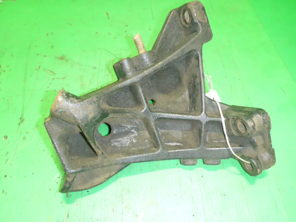 Кронштейн переднего бампера правый