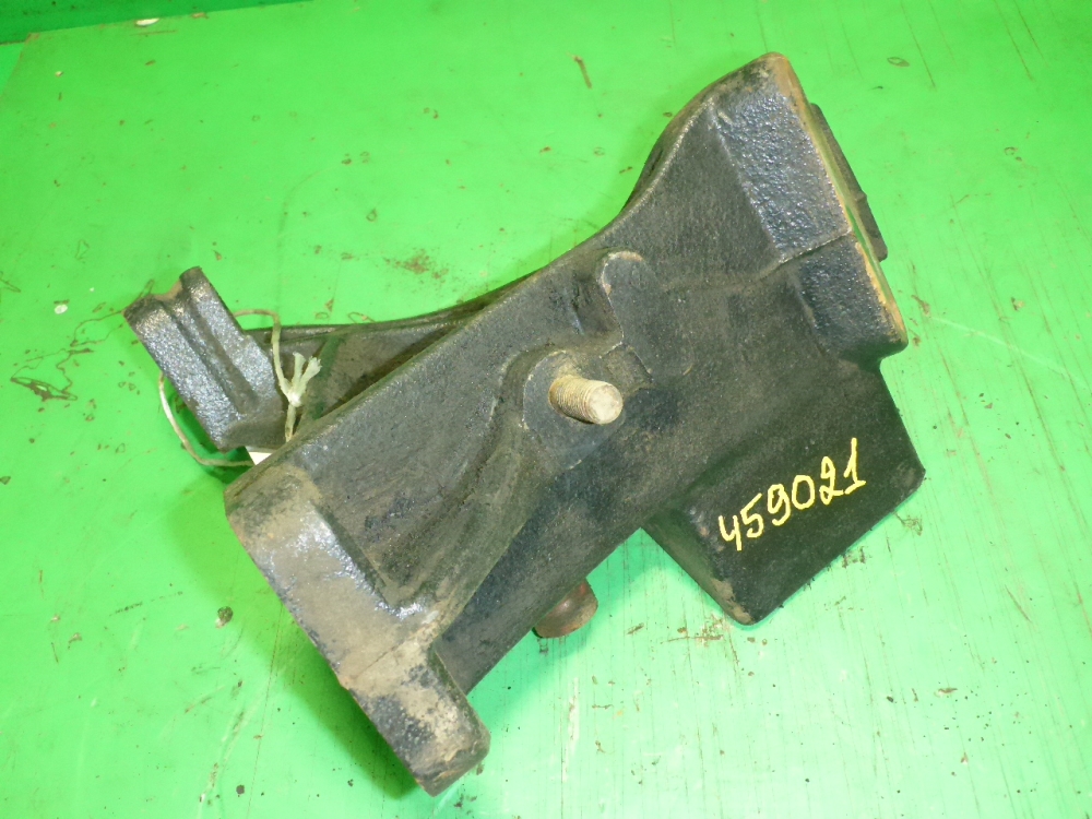 Кронштейн переднего бампера правый