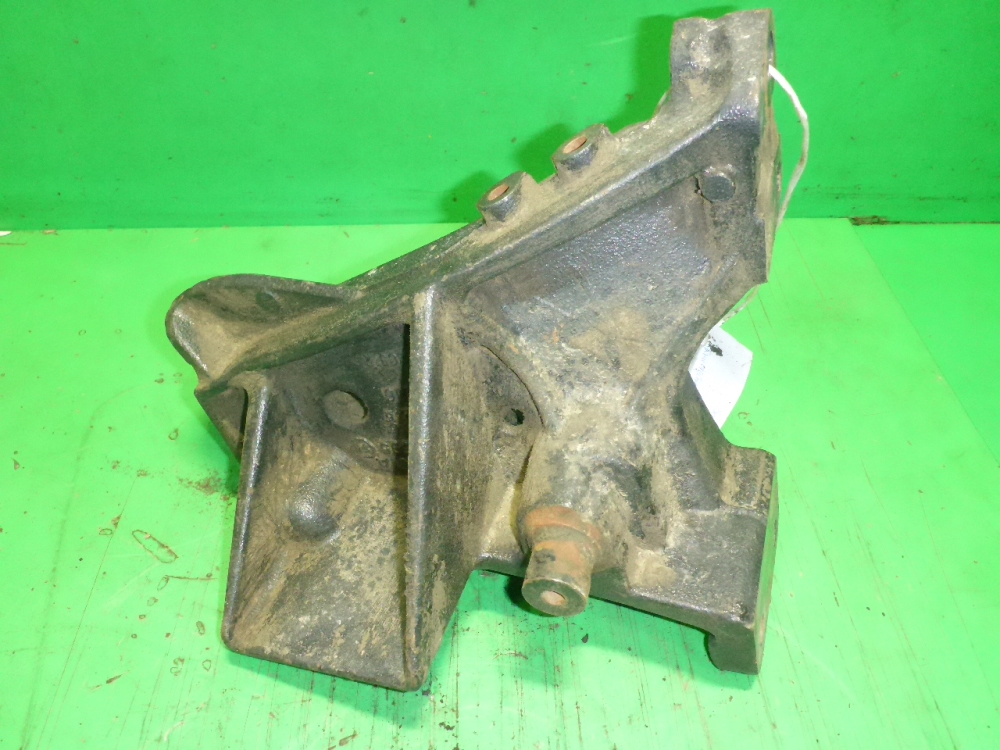 Кронштейн переднего бампера правый