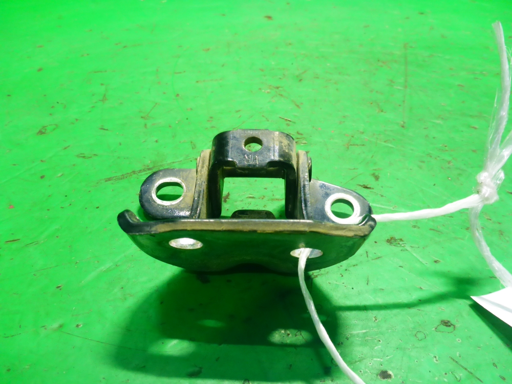 Петля двери задней правой верхняя