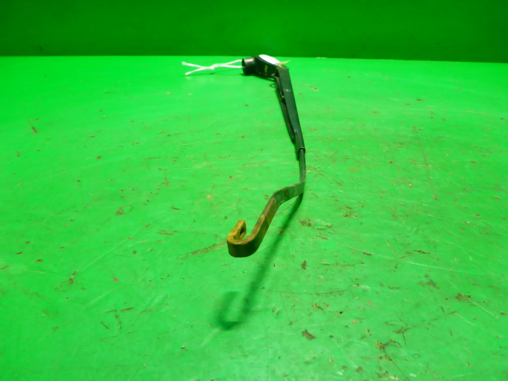 Поводок стеклоочистителя передний правый