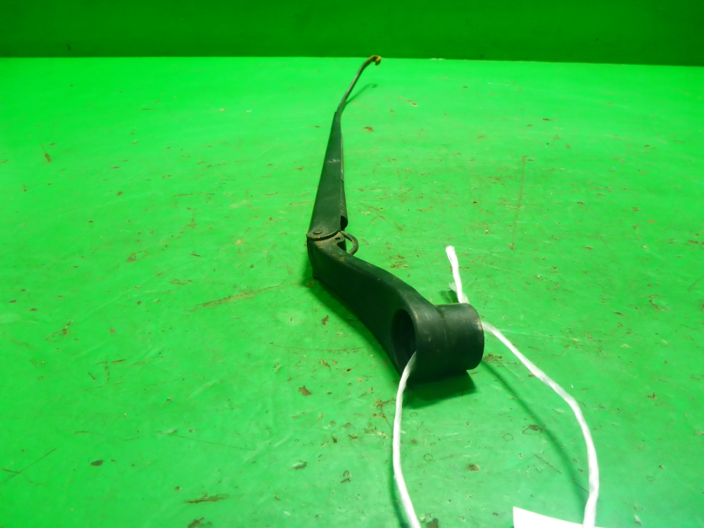 Поводок стеклоочистителя передний правый