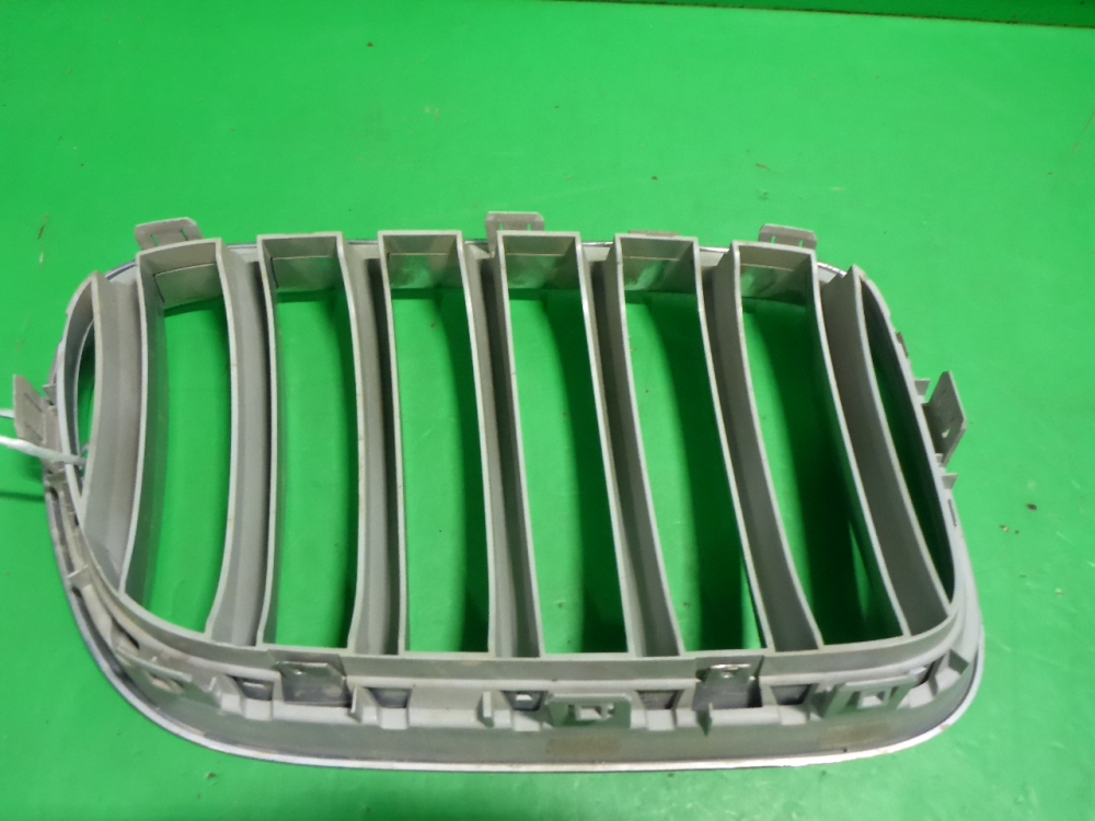 Решетка радиатора левая