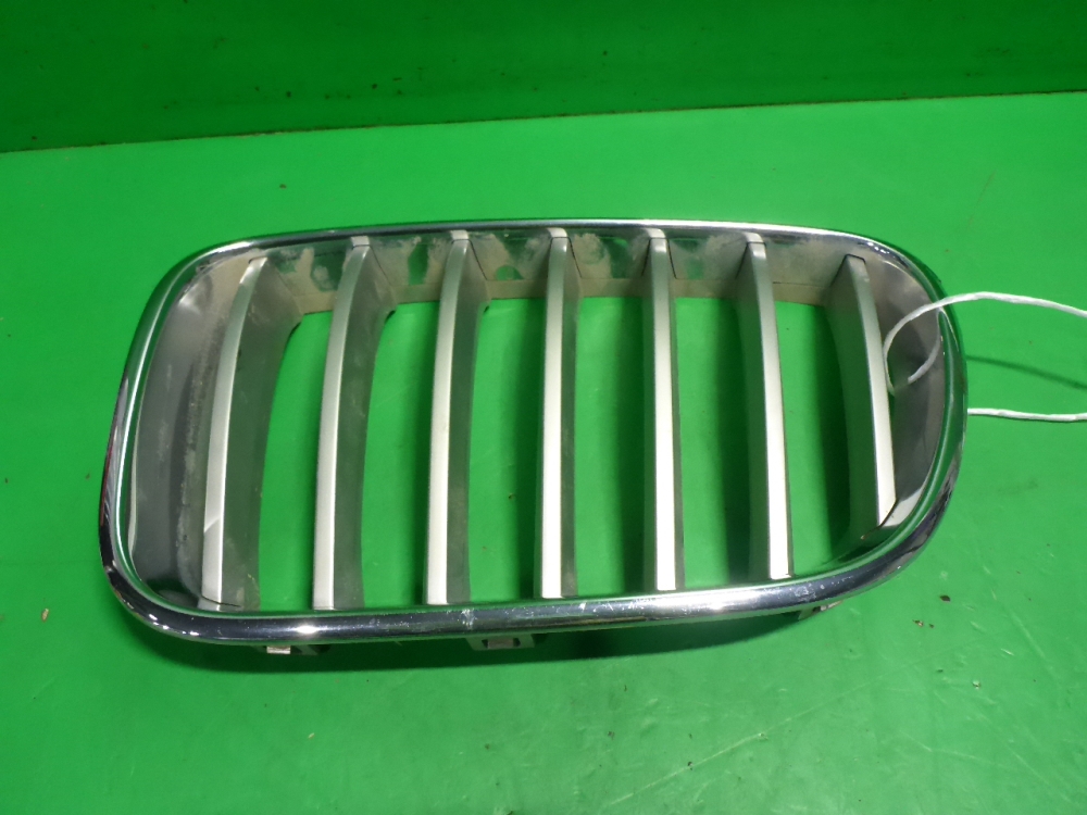 Решетка радиатора левая