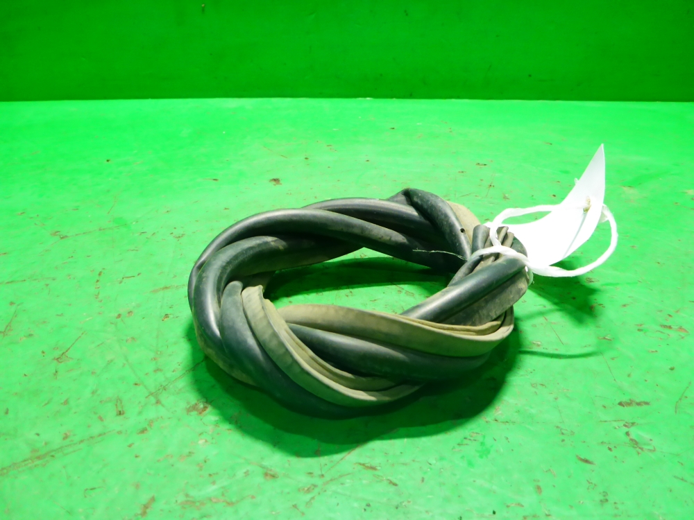 Уплотнитель капота