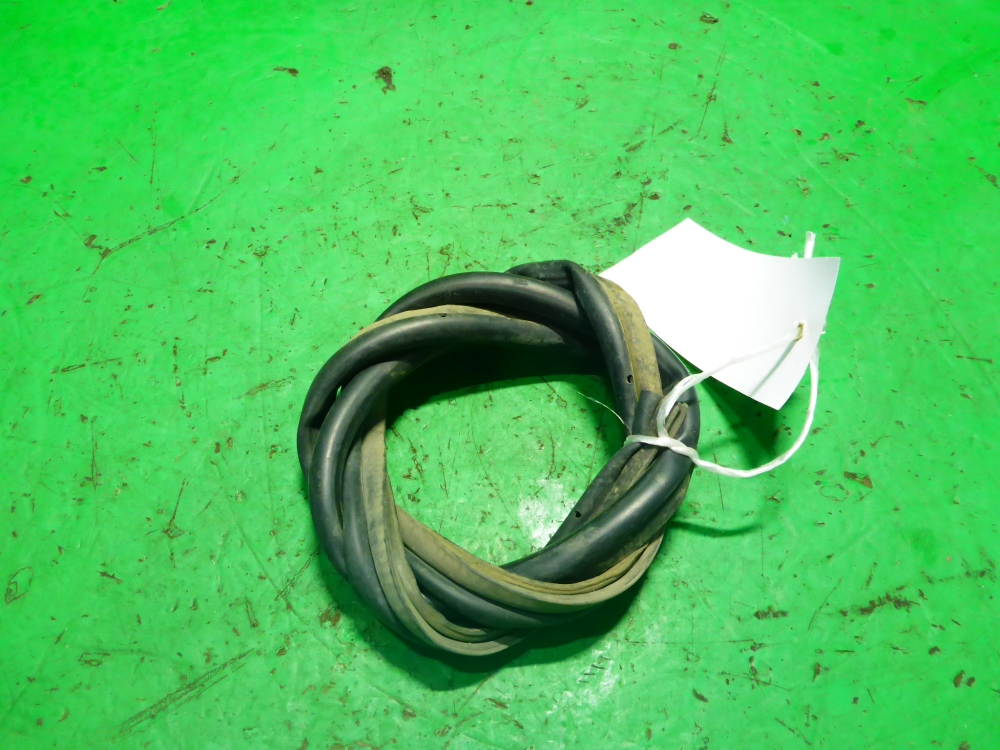 Уплотнитель капота