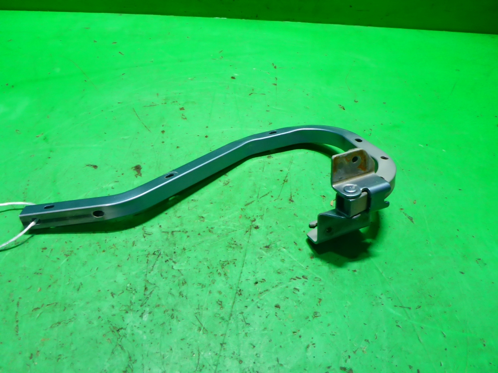 Петля крышки багажника