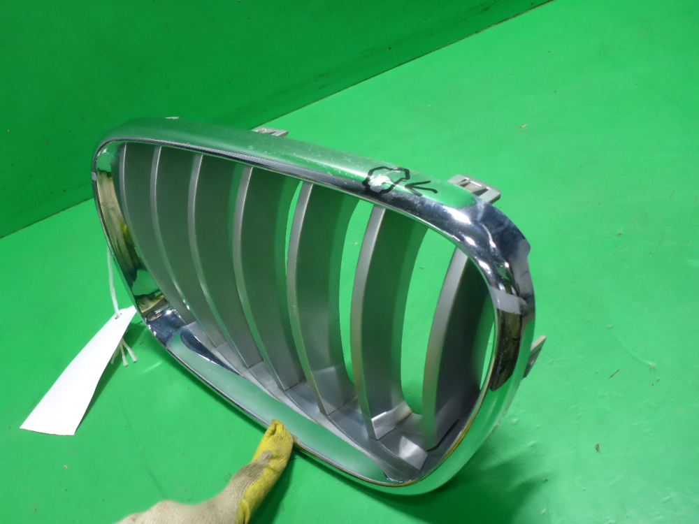 Решетка радиатора левая