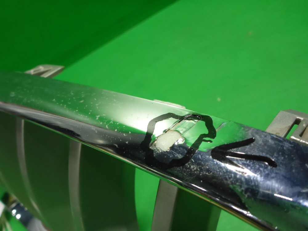 Решетка радиатора левая