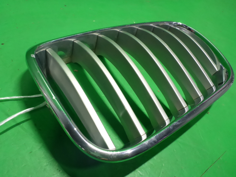 Решетка радиатора левая