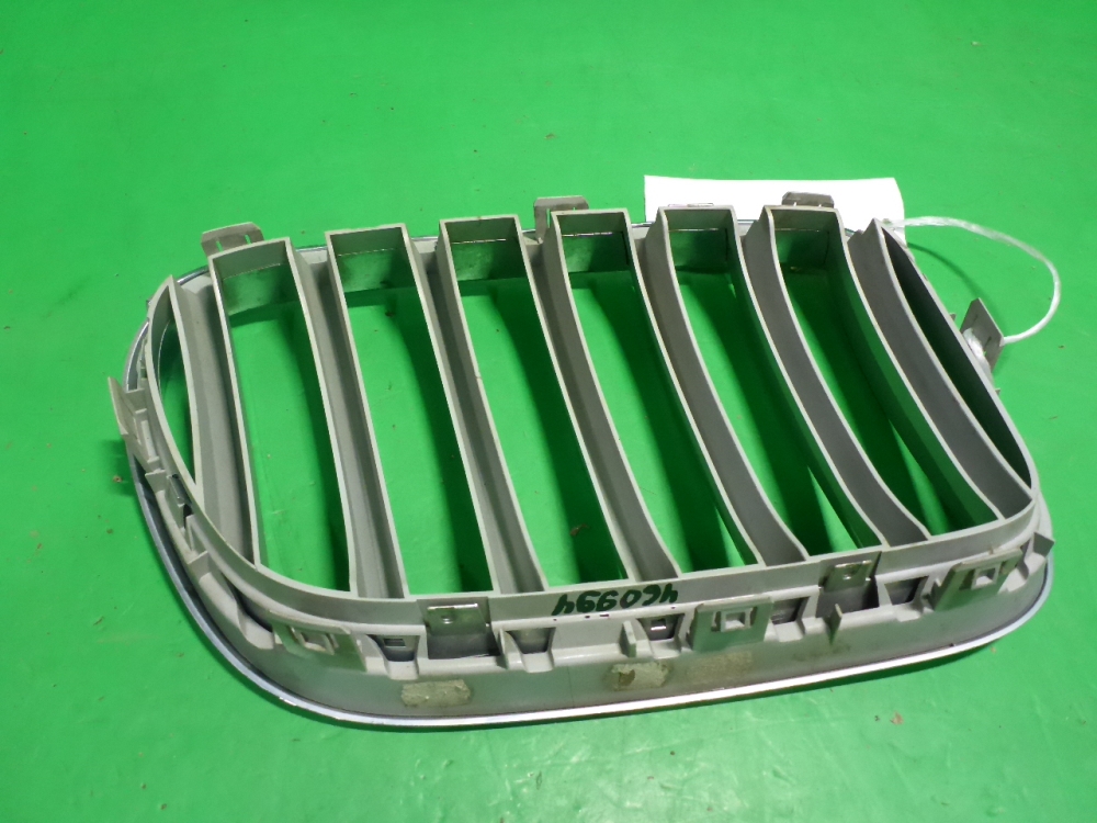 Решетка радиатора левая