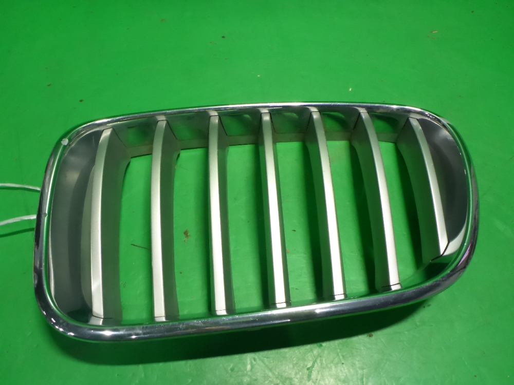 Решетка радиатора левая