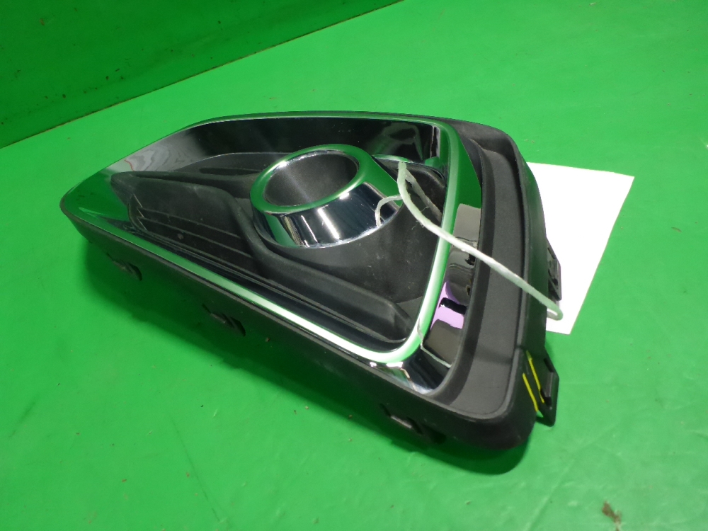 Рамка противотуманной фары левой