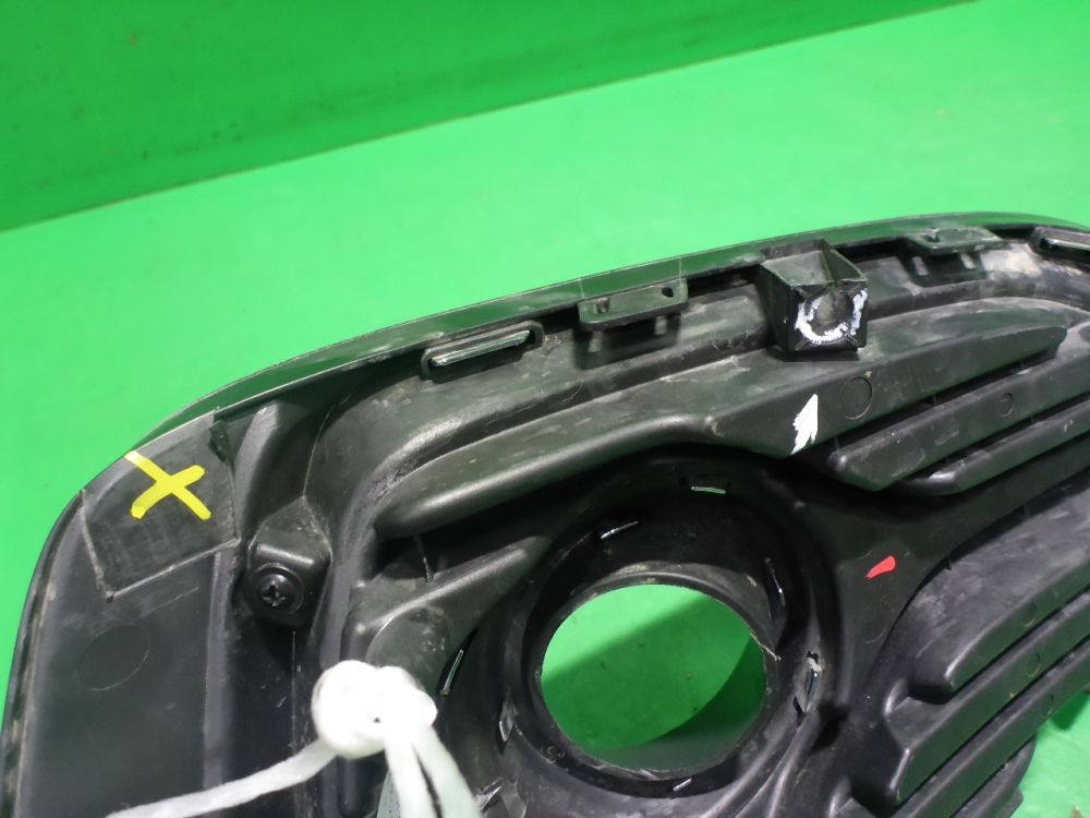 Рамка противотуманной фары левой