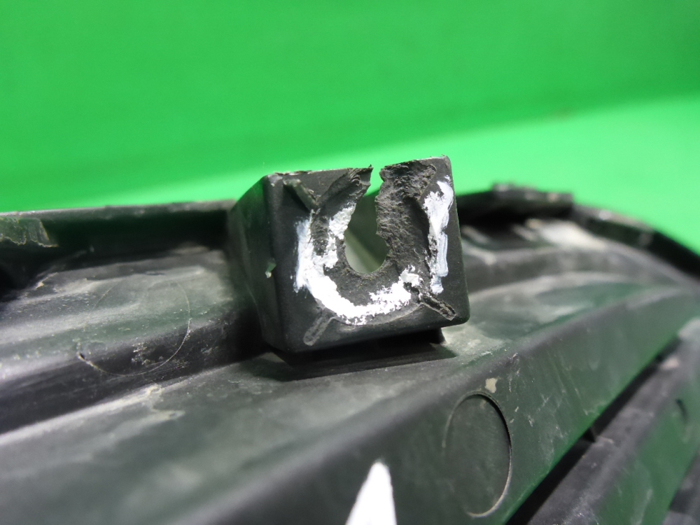 Рамка противотуманной фары левой