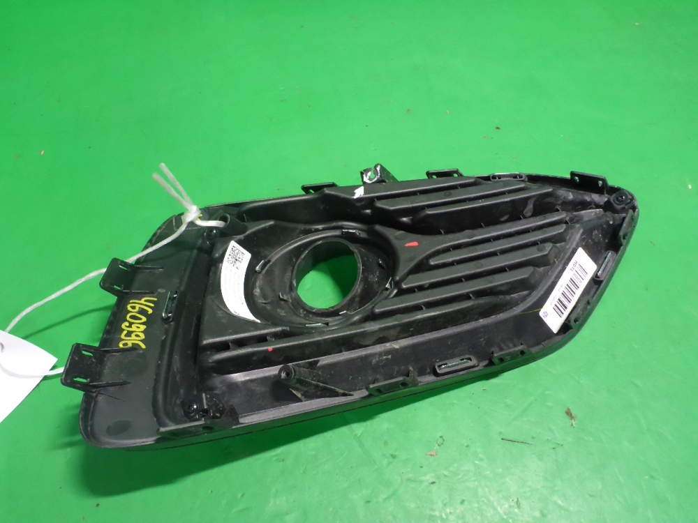 Рамка противотуманной фары левой