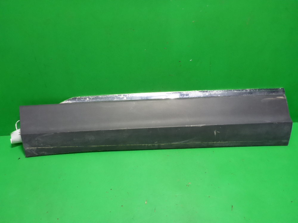 Накладка двери передней левой