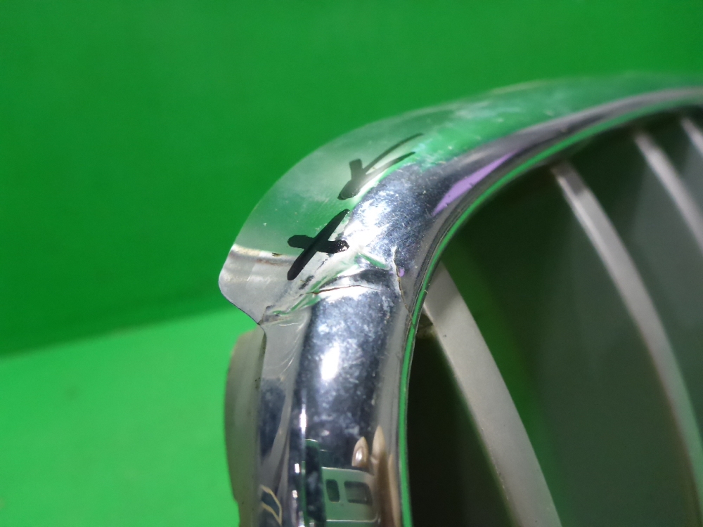 Решетка радиатора левая