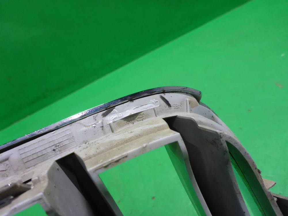 Решетка радиатора левая