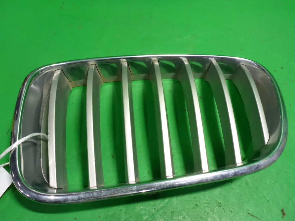 Решетка радиатора левая