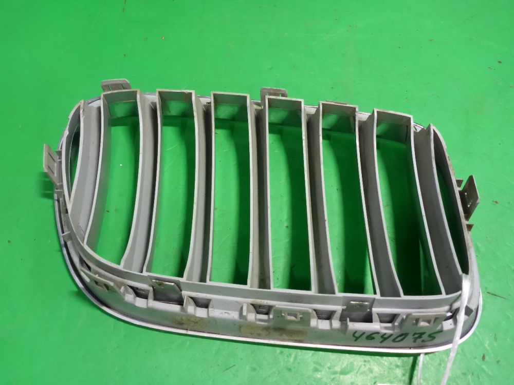 Решетка радиатора левая