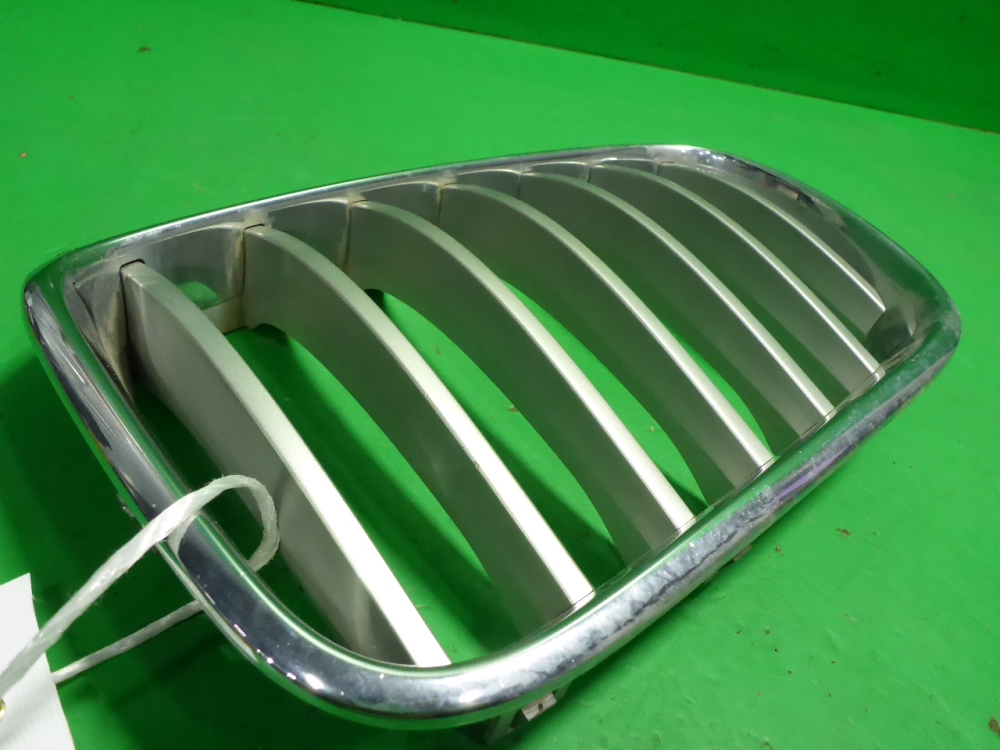 Решетка радиатора левая