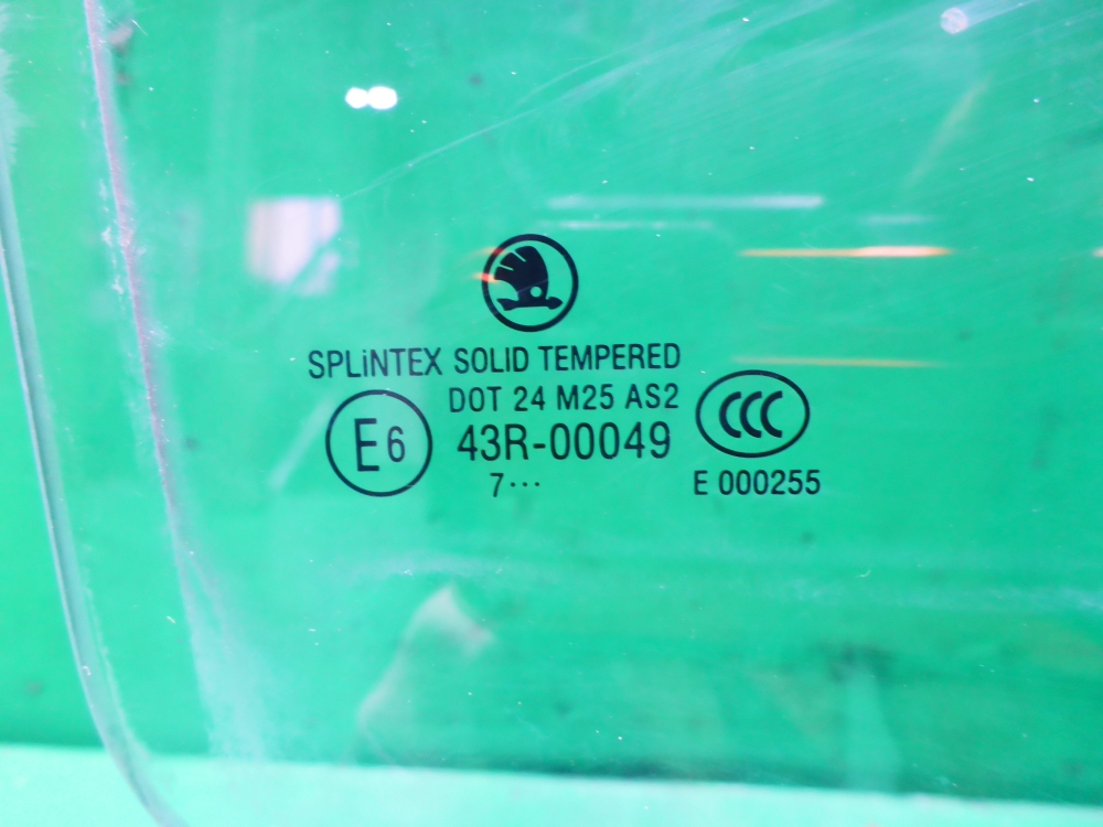 Стекло двери задней правой