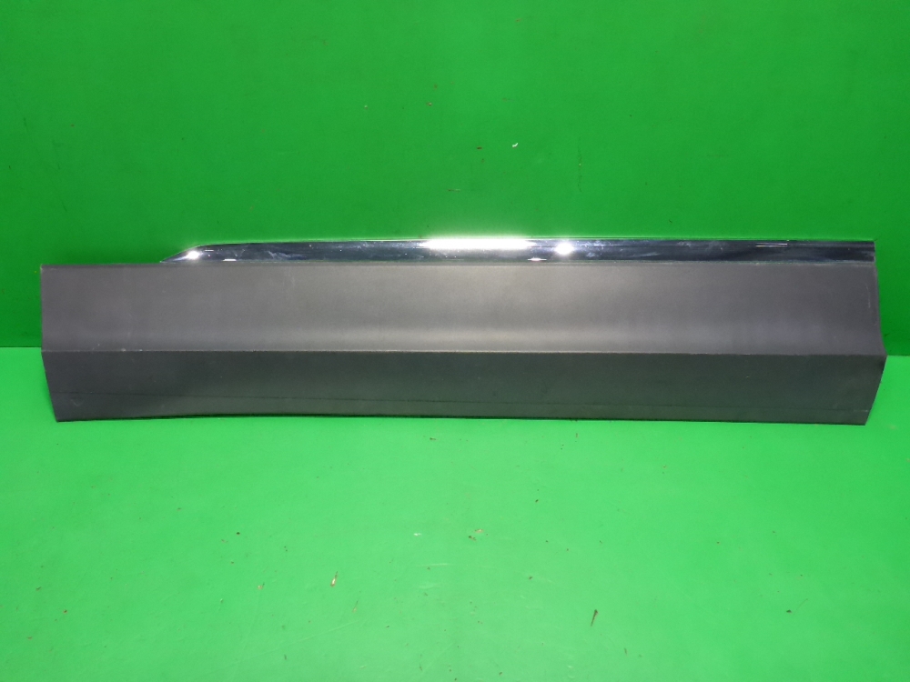 Накладка двери передней левой