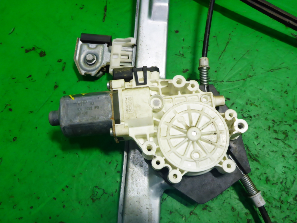 Стеклоподъемник электр. передний правый