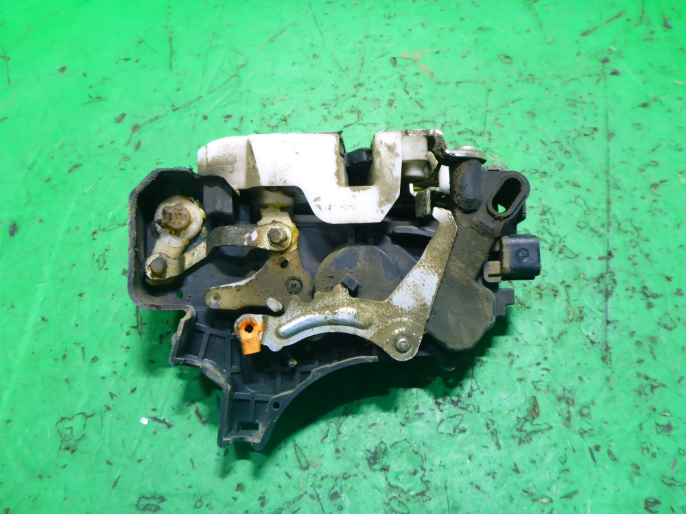 Замок двери передней правой