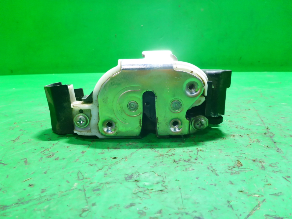 Замок двери передней правой