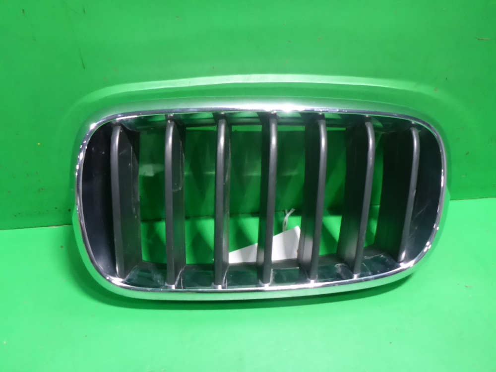 Решетка радиатора левая